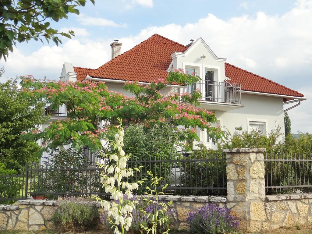 Albizia Apartments Balatonfüred Екстериор снимка