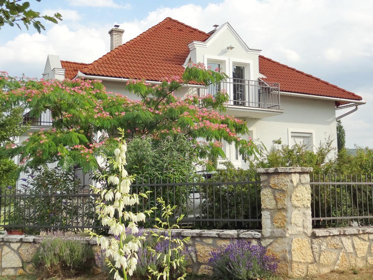 Albizia Apartments Balatonfüred Екстериор снимка